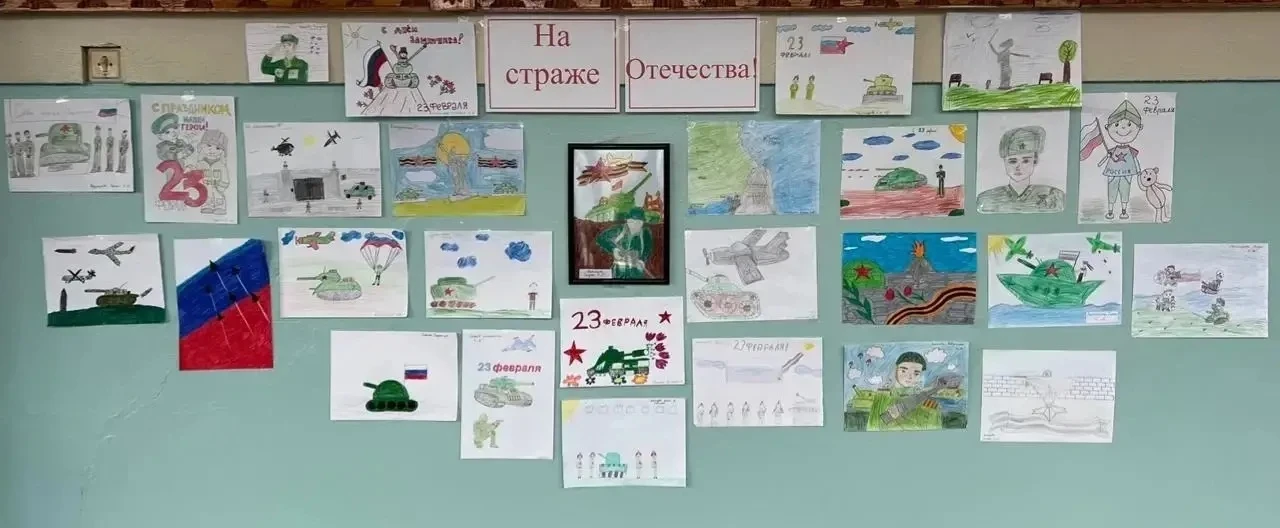 🎨🖌️В школе открылась выставка рисунков «На страже Отечества»!🪖  Ко Дню защитника Отечества наши учащ