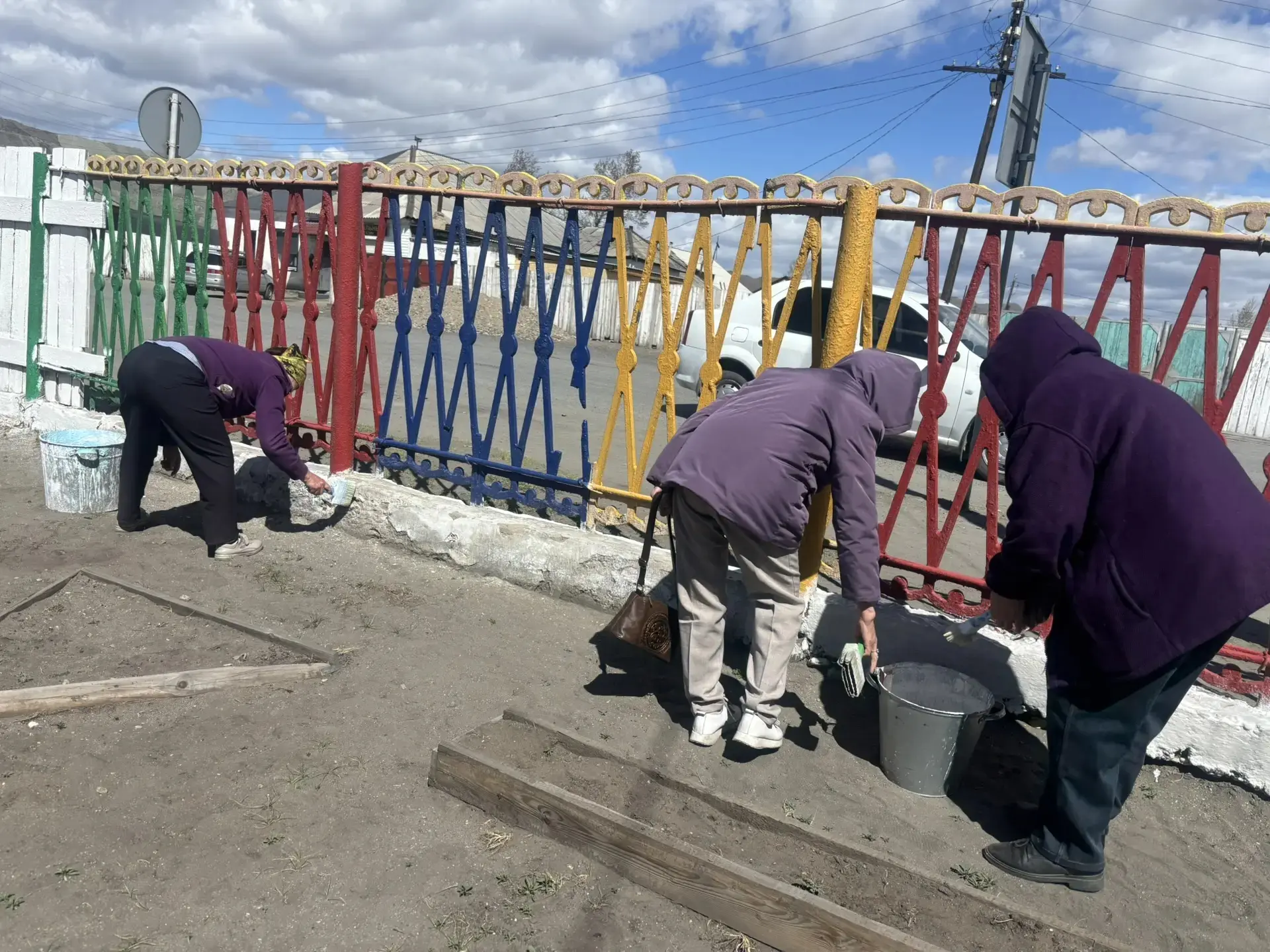 Сегодня провели субботник по наведению порядка на территории детского сада.
