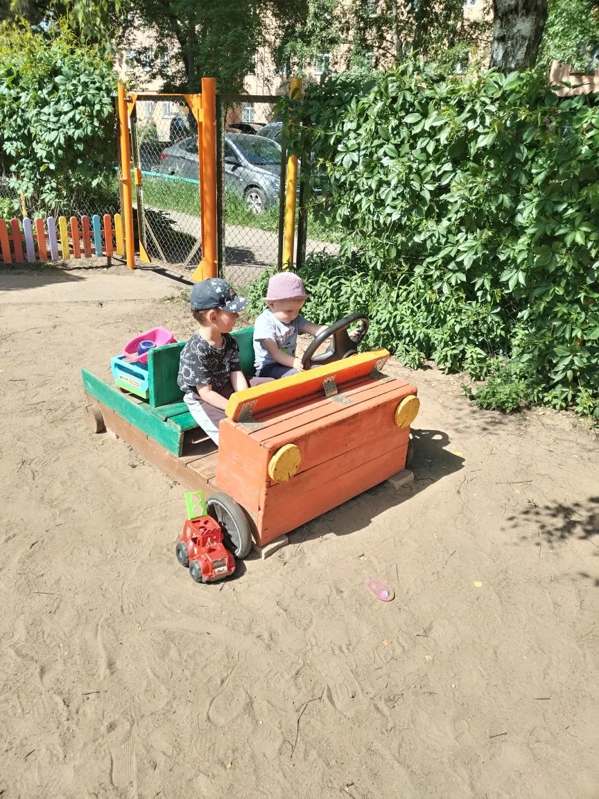 Лето на прогулке детского сада. 🌼

🌞Свежий воздух, солнечные лучи и звонкий детский смех наполняют