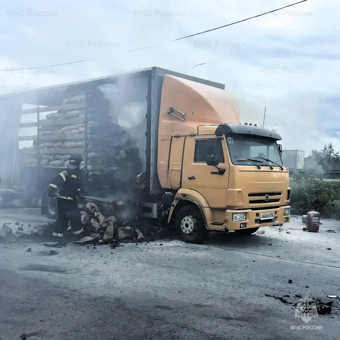 В Чебоксарском округе на трассе М-7 загорелся КАМАЗ с мешками угля

30 июля на федеральной автодорог
