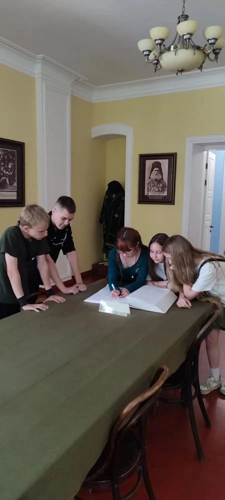 Музей истории Алтайской духовной миссии посетили учащиеся и родители 7г класса в рамках летней досуг