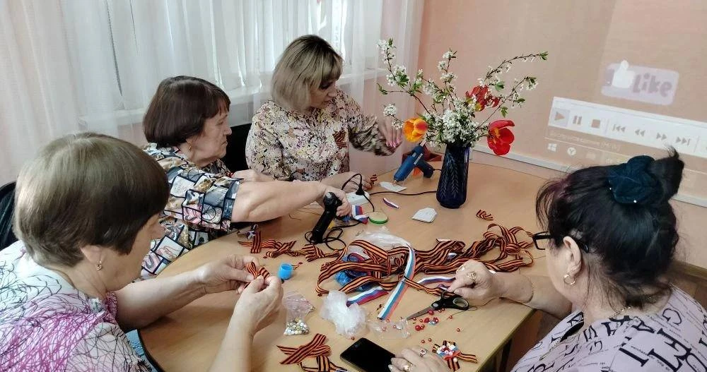 Мастер-класс по изготовлению броши из георгиевской ленточки состоялся для серебряных во...