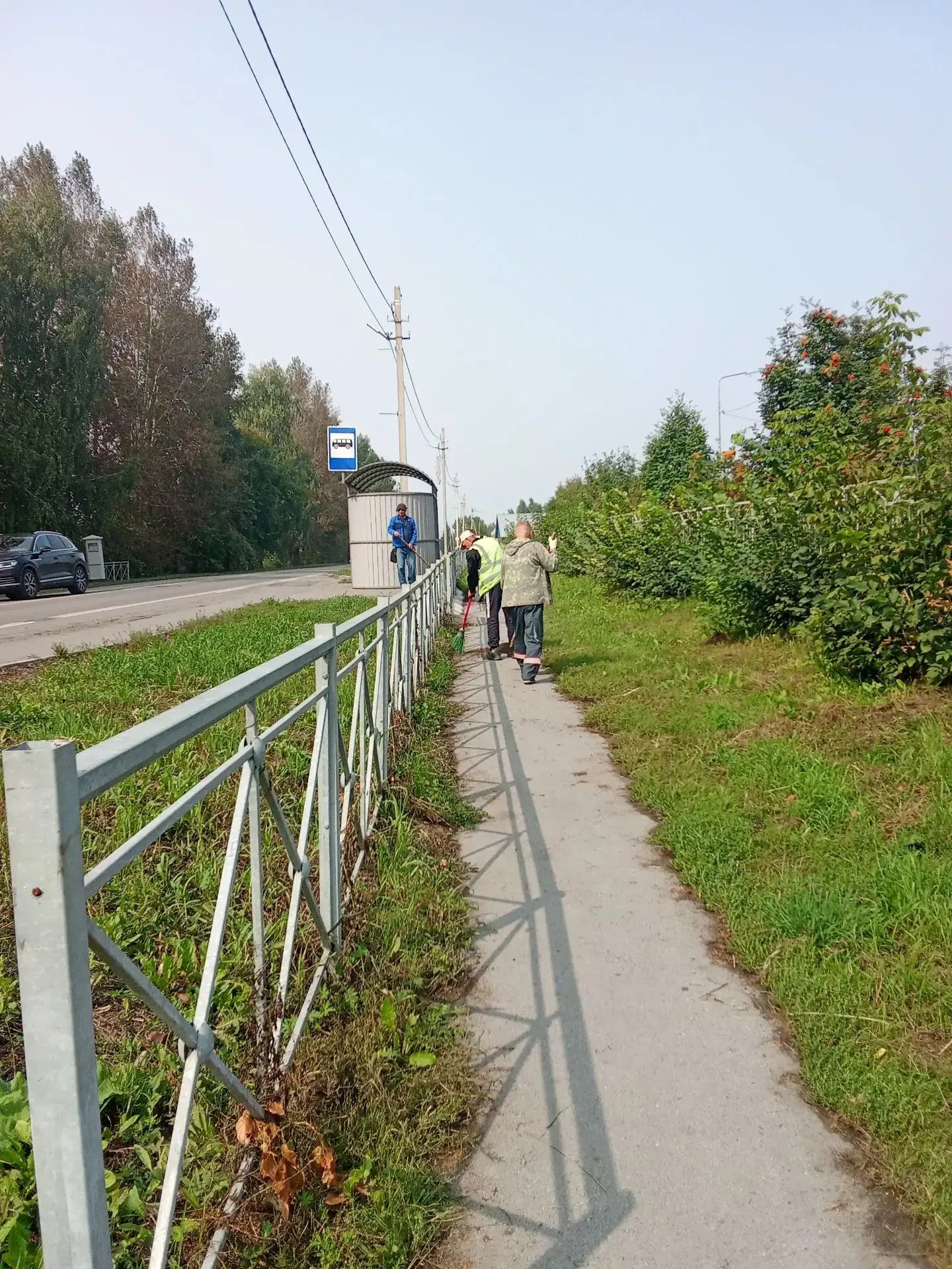 На ежедневной основе ведутся работы по уборке территорий: сбор мусора, уборка автомобил...