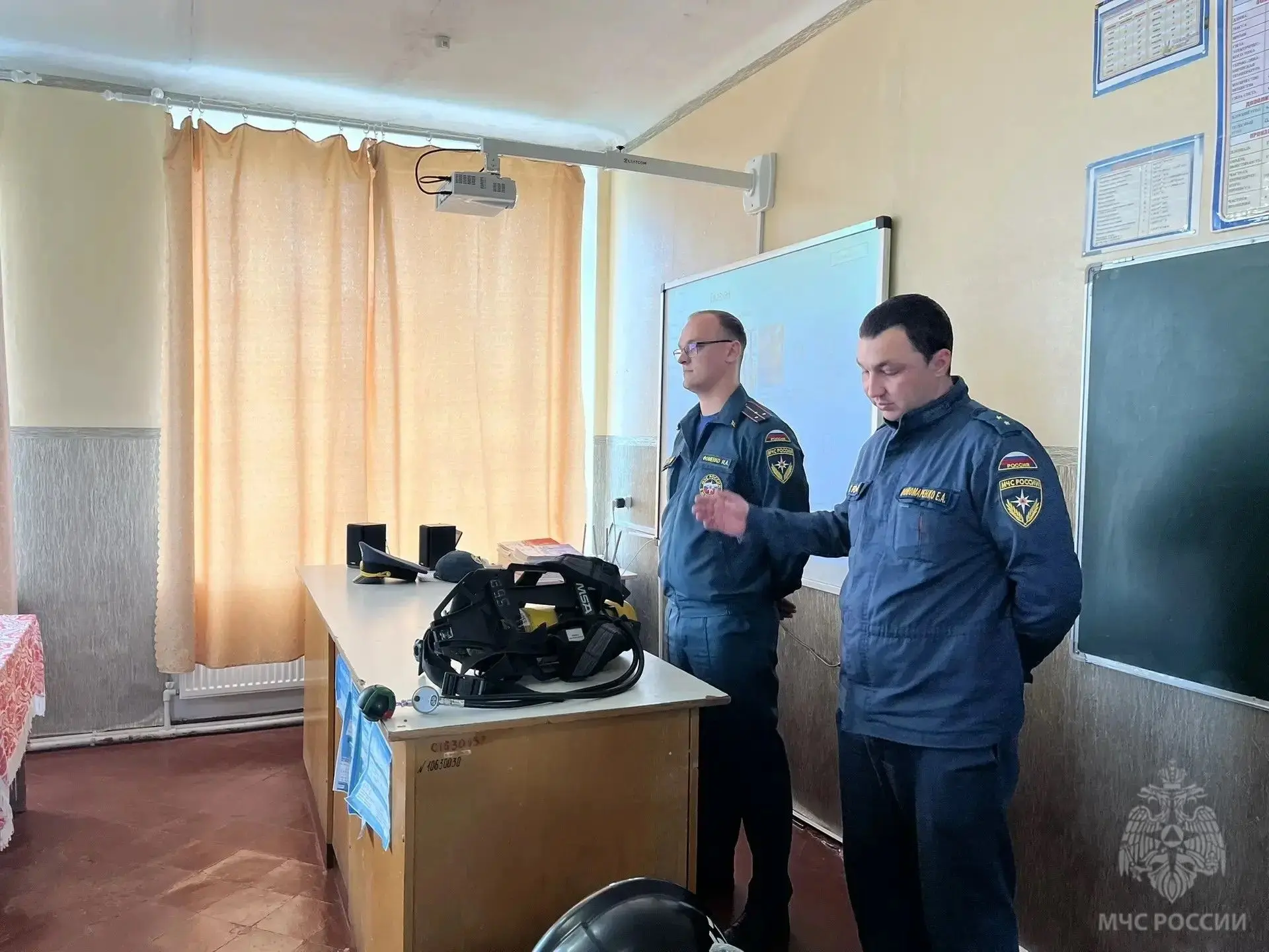 Каникулы должны быть безопасными  Традиционно в конце учебного года сотрудники МЧС России Новопсковс