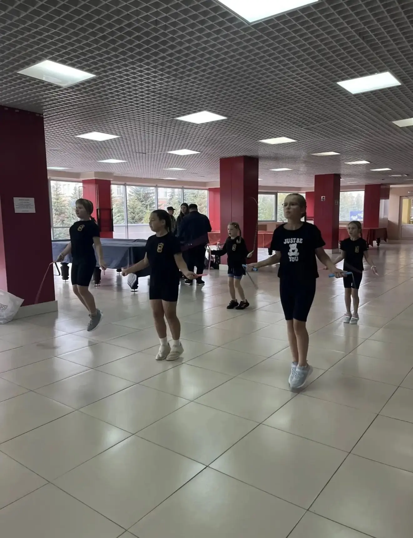 Учащиеся Дворца творчества детей и молодёжи приняли участие в открытии ледового сезона ...