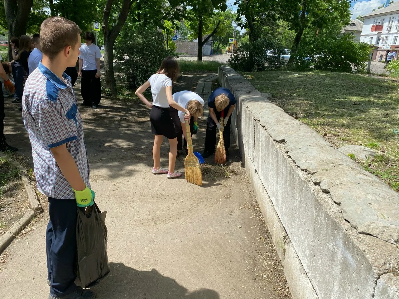 🔔 Учащиеся образовательных организаций принимают участие в акции "Маленькие добрые дела"!  💞Ребята в