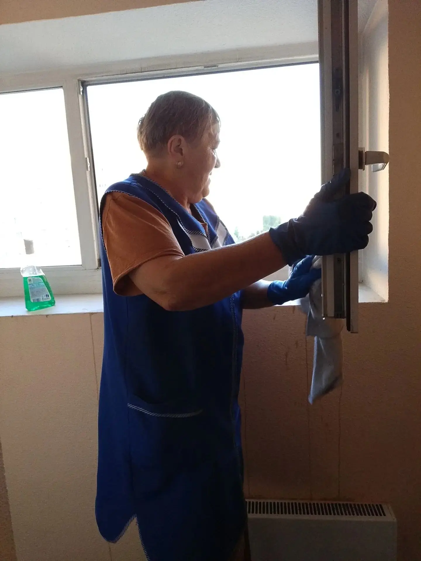 Начаты работы по мытью окон в подъездах жилых домов в осенний период. (ул. Сосновая, 20...