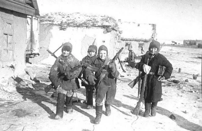 «Я воспитал их такими»: директор школы пошёл на расстрел вместе со своим классом. Подви...