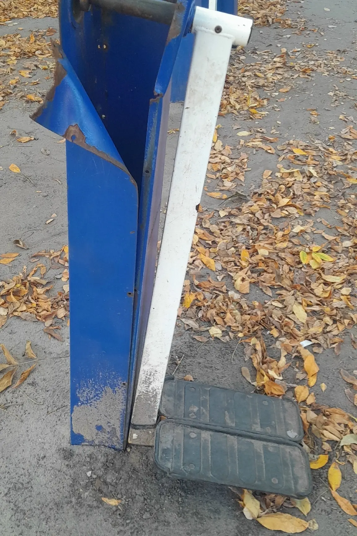 На улице Отрадной 60 очень опасная обстановка на детской площадке. Гулять с детьми не в...
