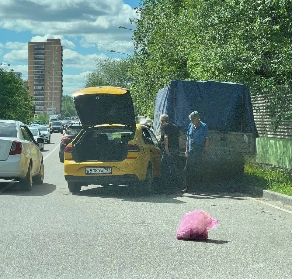 ДТП в Звенигороде на Нахабинском шоссе: таксист влетел в припаркованную «Газель».