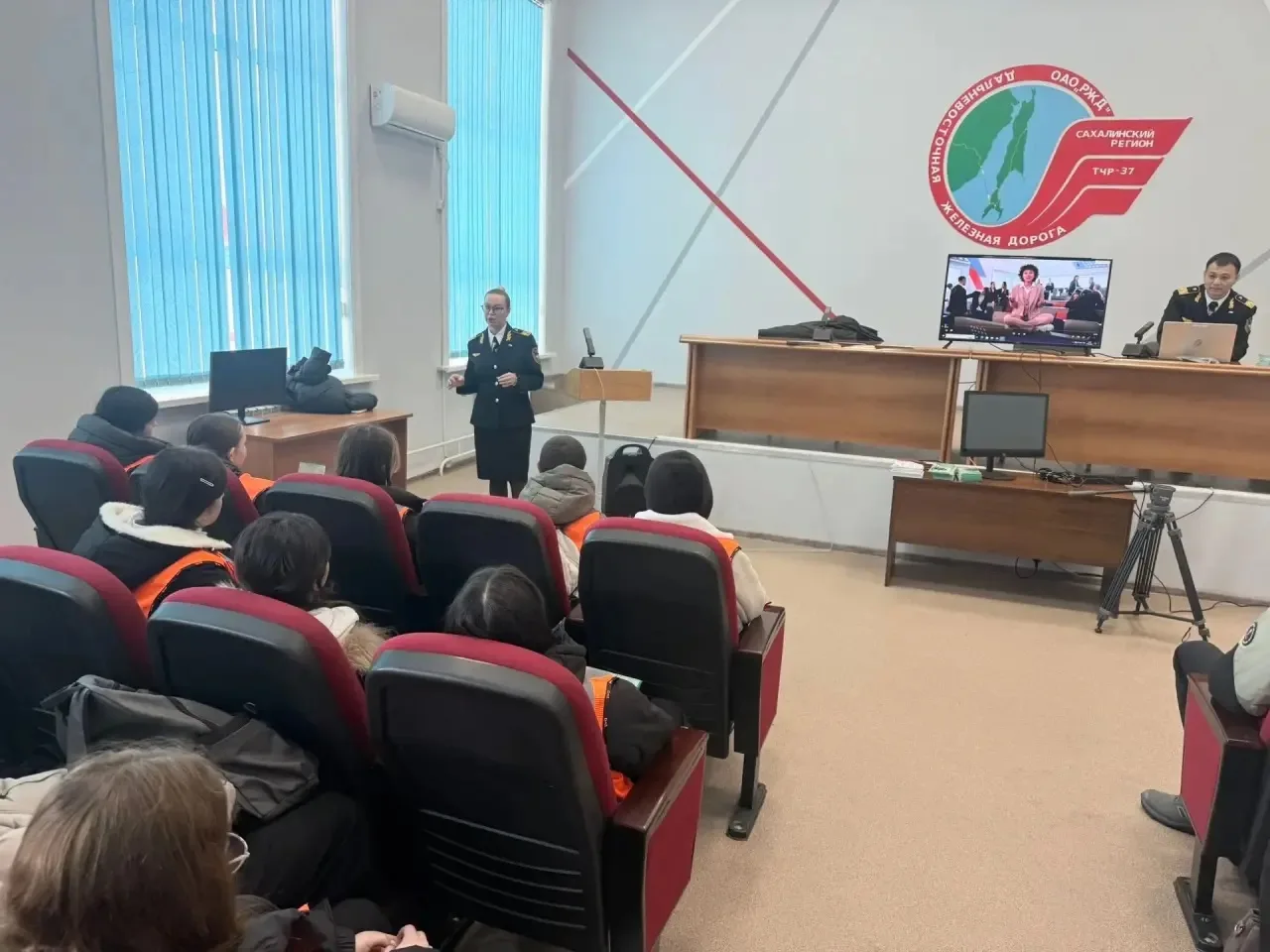 Более 330 сахалинских школьников познакомились с профессиями будущего на объектах РЖД   С 24 февраля