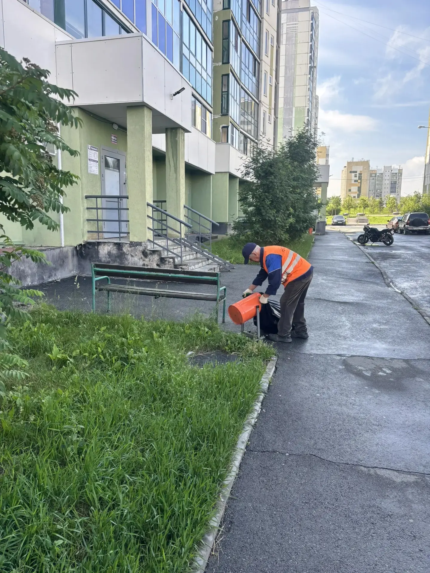 Сотрудники УК  "Горизонты" продолжают производить работы по благоустройству и уборке на территории м