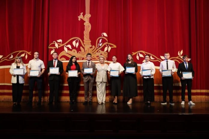 Первое сентября – день, когда школьные двери открываются для первоклассников, делающих ...