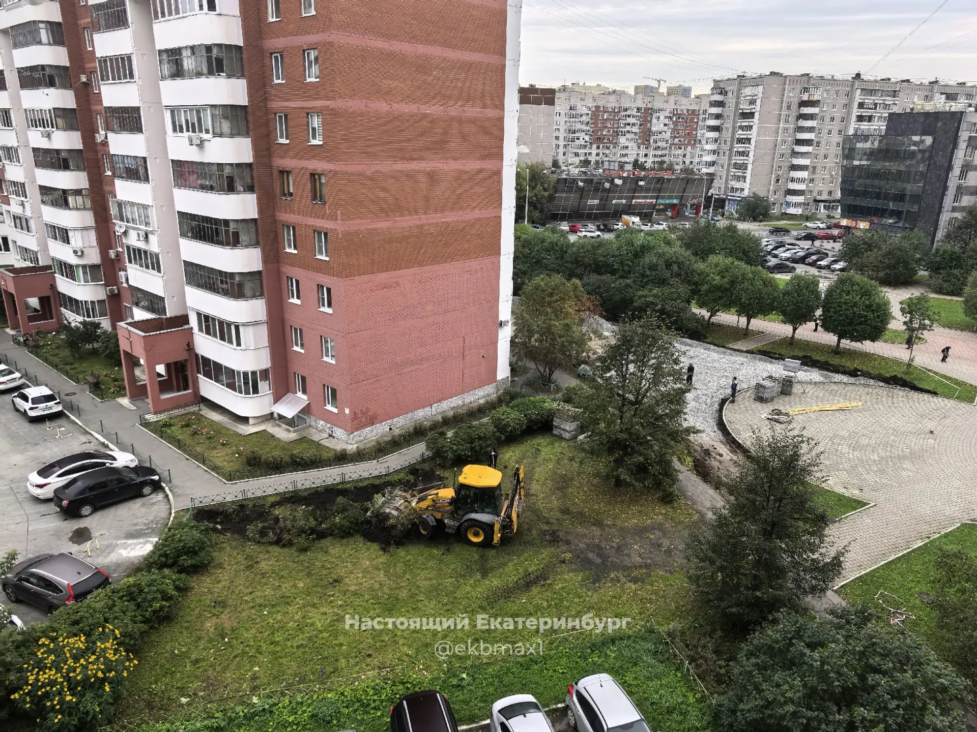 Родонитовая, 12. Ради расширения парковки уничтожили зелёную зону, выкорчевывают насажд...