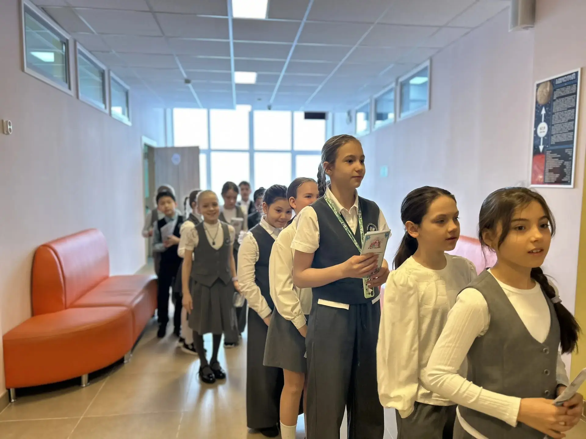 💚 Забота — это то, чему мы учимся с детства.  📌Наши третьеклассники и четвероклассники провели для 1