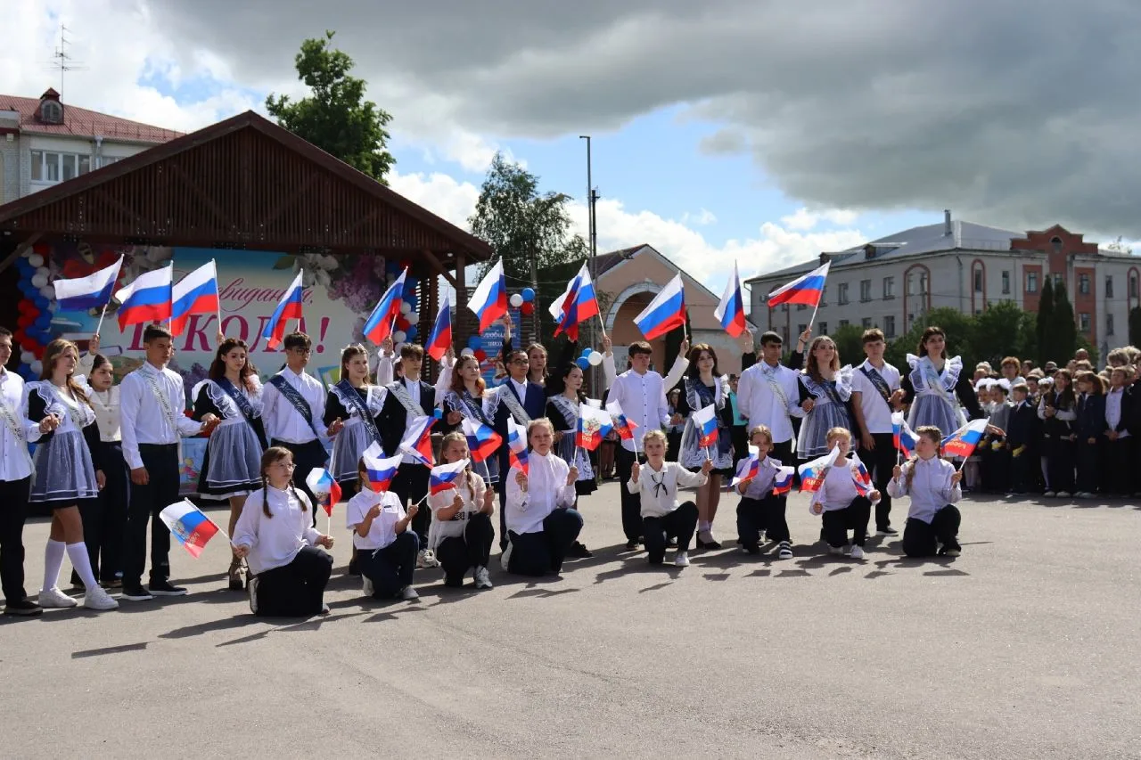 Сегодня, 26 мая 2026 года, в нашей школе прошла Торжественная линейка, посвященная празднику Последн