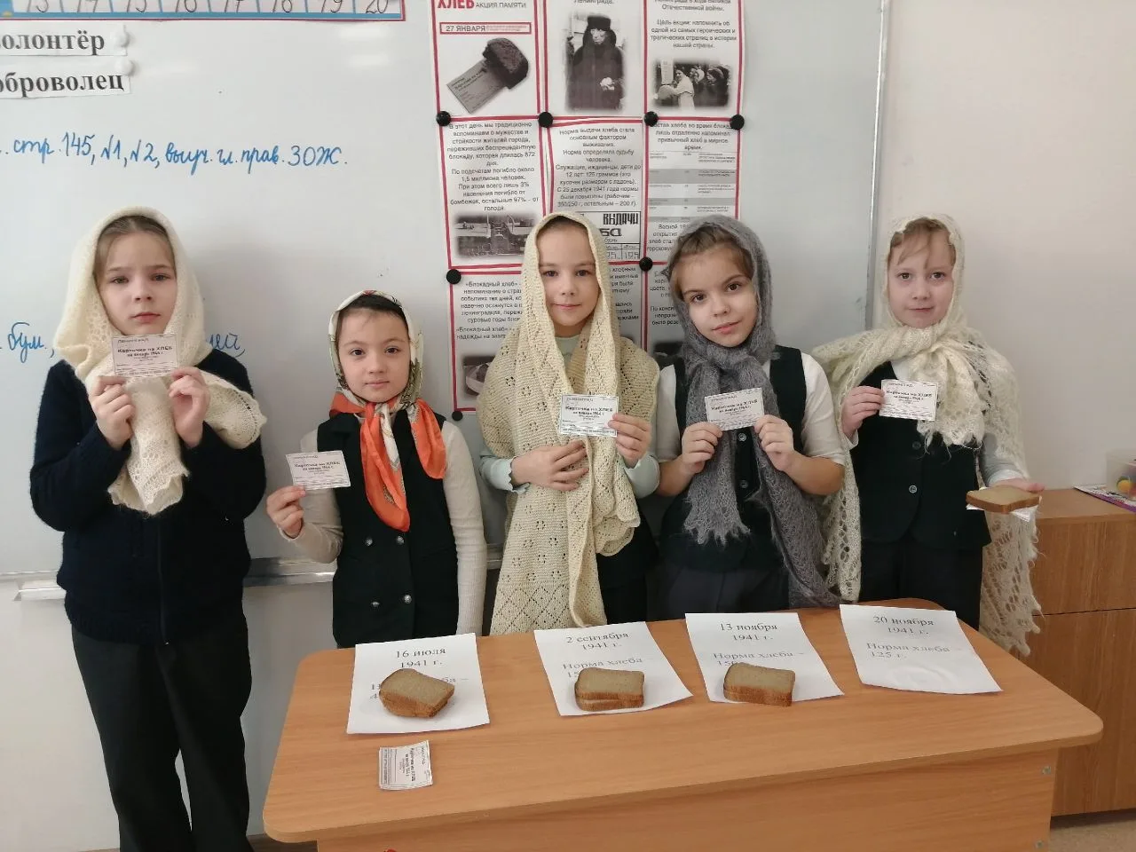 27 января ученики нашей шкооы приняли участие в акциях "Блокадный хлеб" и "Блокадная ласточка".  Они