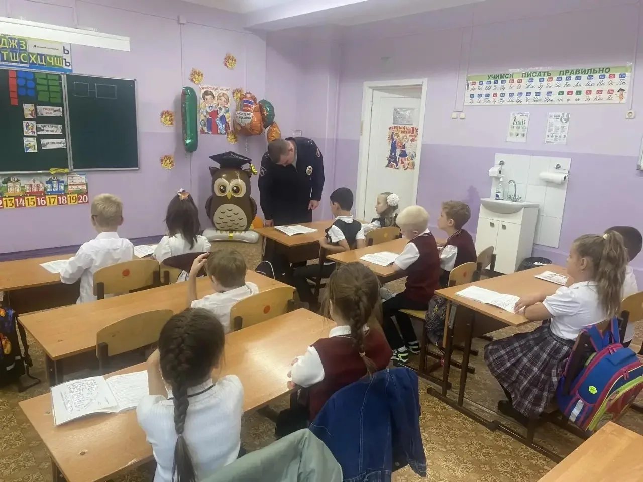 Сотрудники ГИБДД Волжского побывали в начальной школе МОУ «Гимназии» города