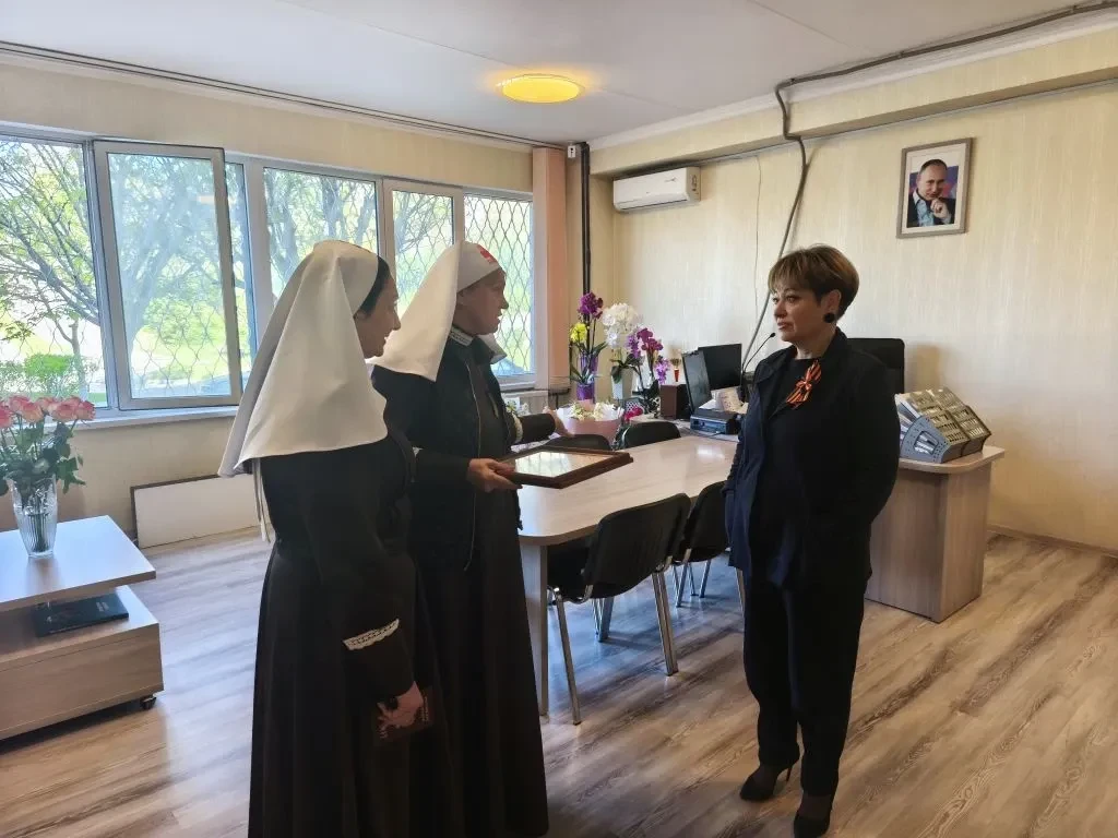 Сегодня в нашей школе состоялось тёплое и трогательное событие — были вручены благодарственные докум