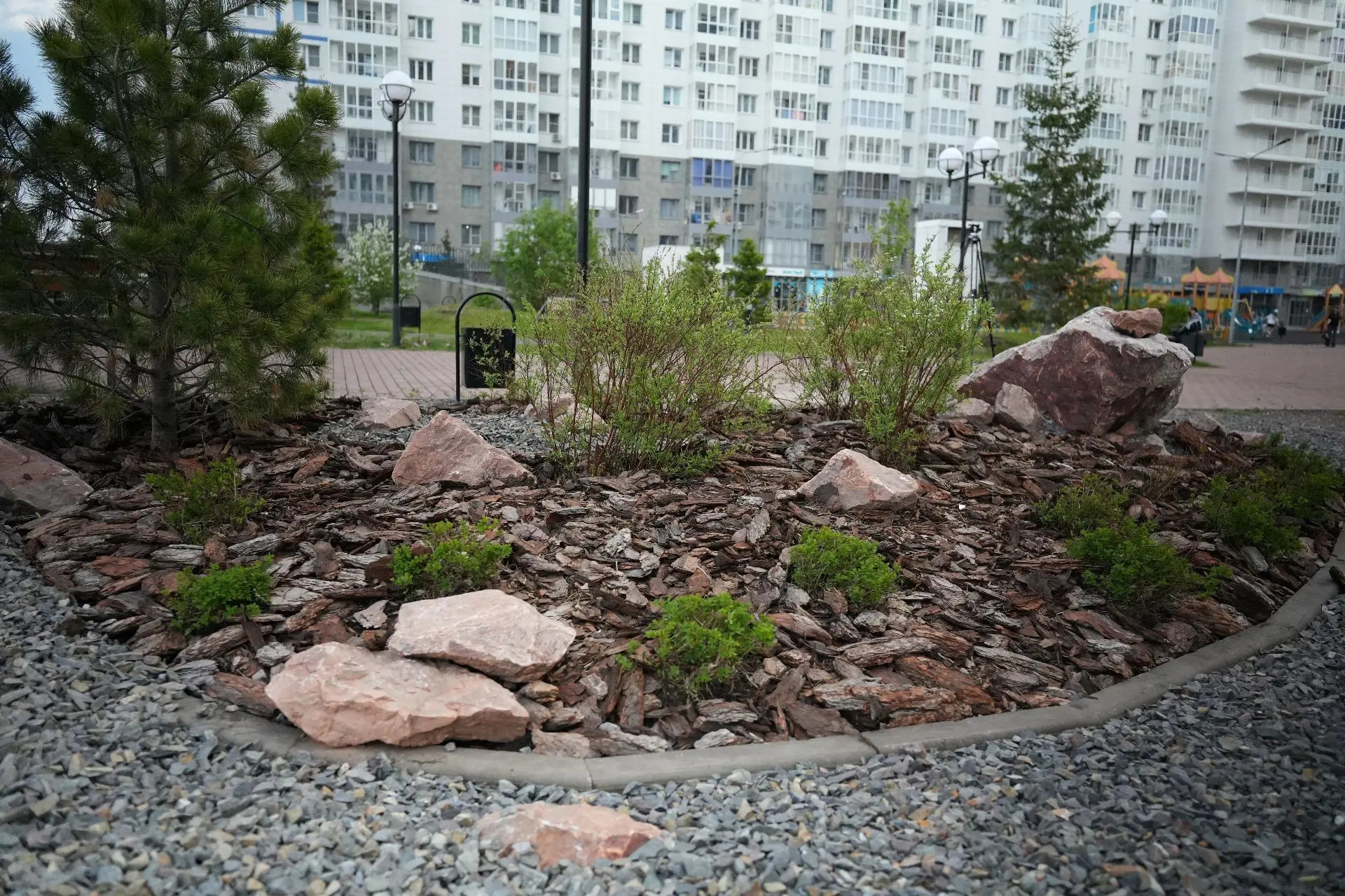 🌿 Обновили зелёную горку во дворе Лесников, 23/25