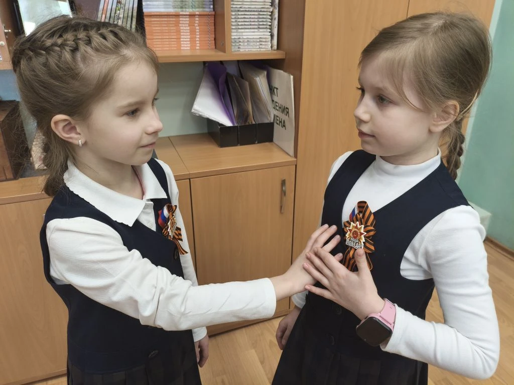 Сегодня в 1Б классе с особой теплотой стартовала акция «Георгиевская ленточка»!   Маленькие ученики 