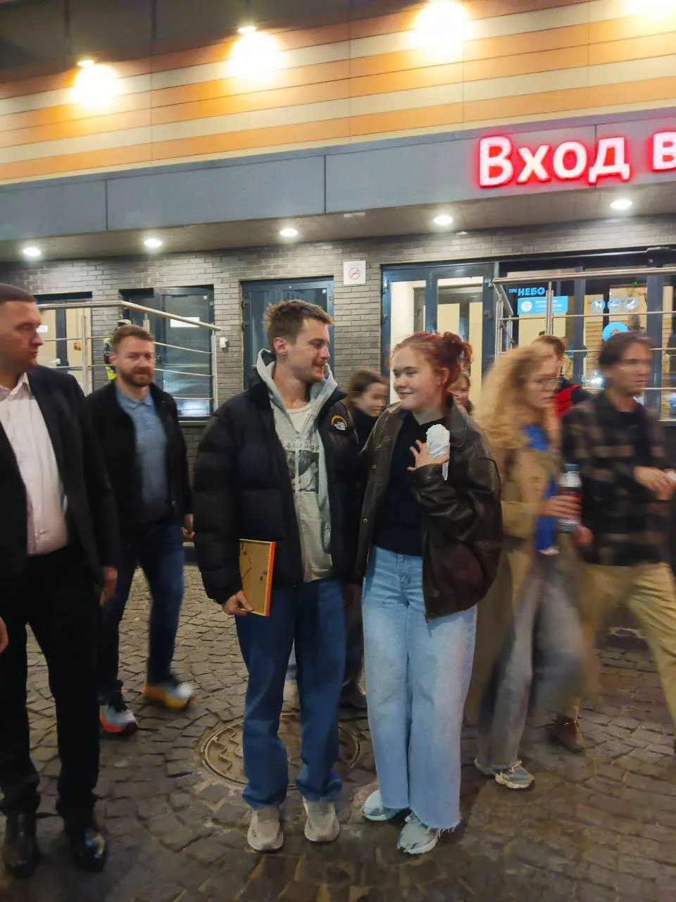 Когда очень хочешь фото с кумиром, что даже готов ждать его на улице после показа. А он...
