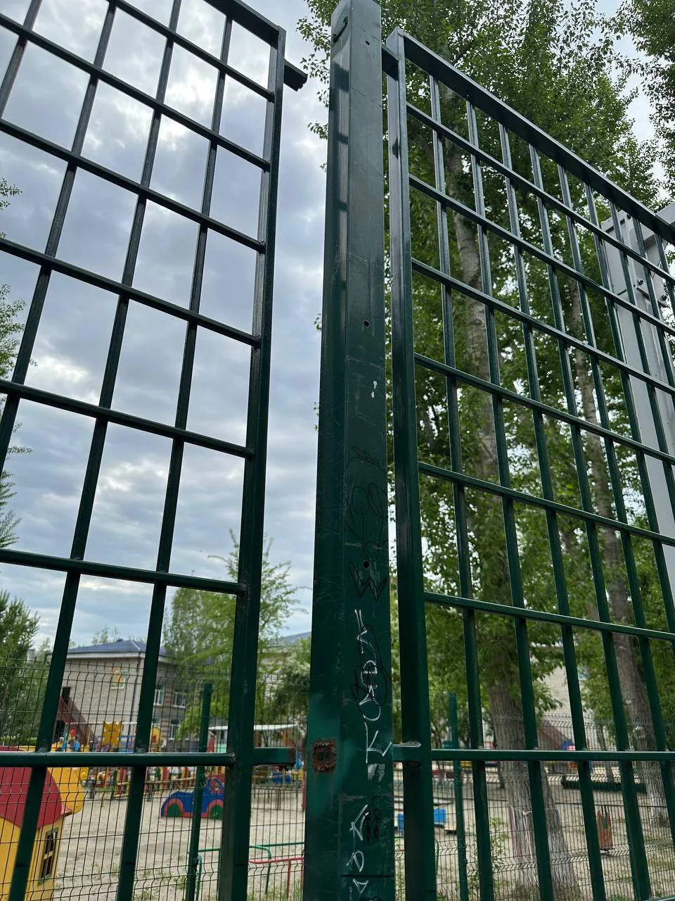 Администратор города Тюмень,обратите внимание на футбольное поле по адресу олимпийская ...
