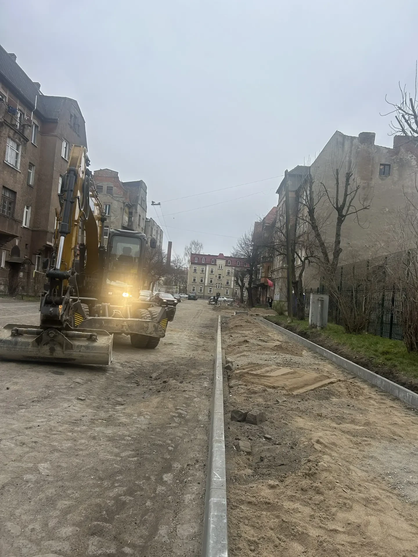 В Черняховске на ул. Гвардейской приводят в порядок тротуар  Отметим, на сегодняшний день Черняховск
