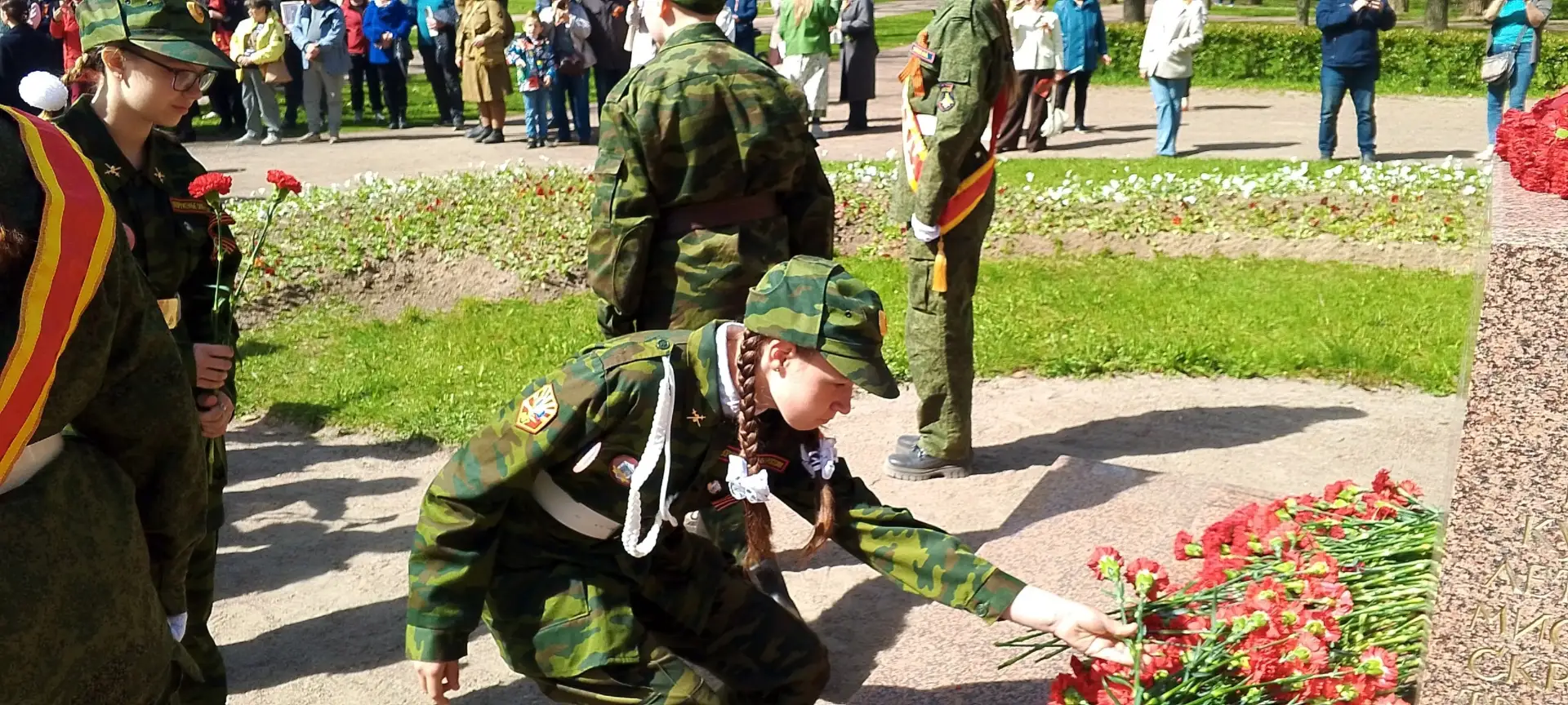 🇷🇺 Сегодня, в день 81-й годовщины Великой Победы, у памятного знака героям-пушкинцам прошла Вахта па