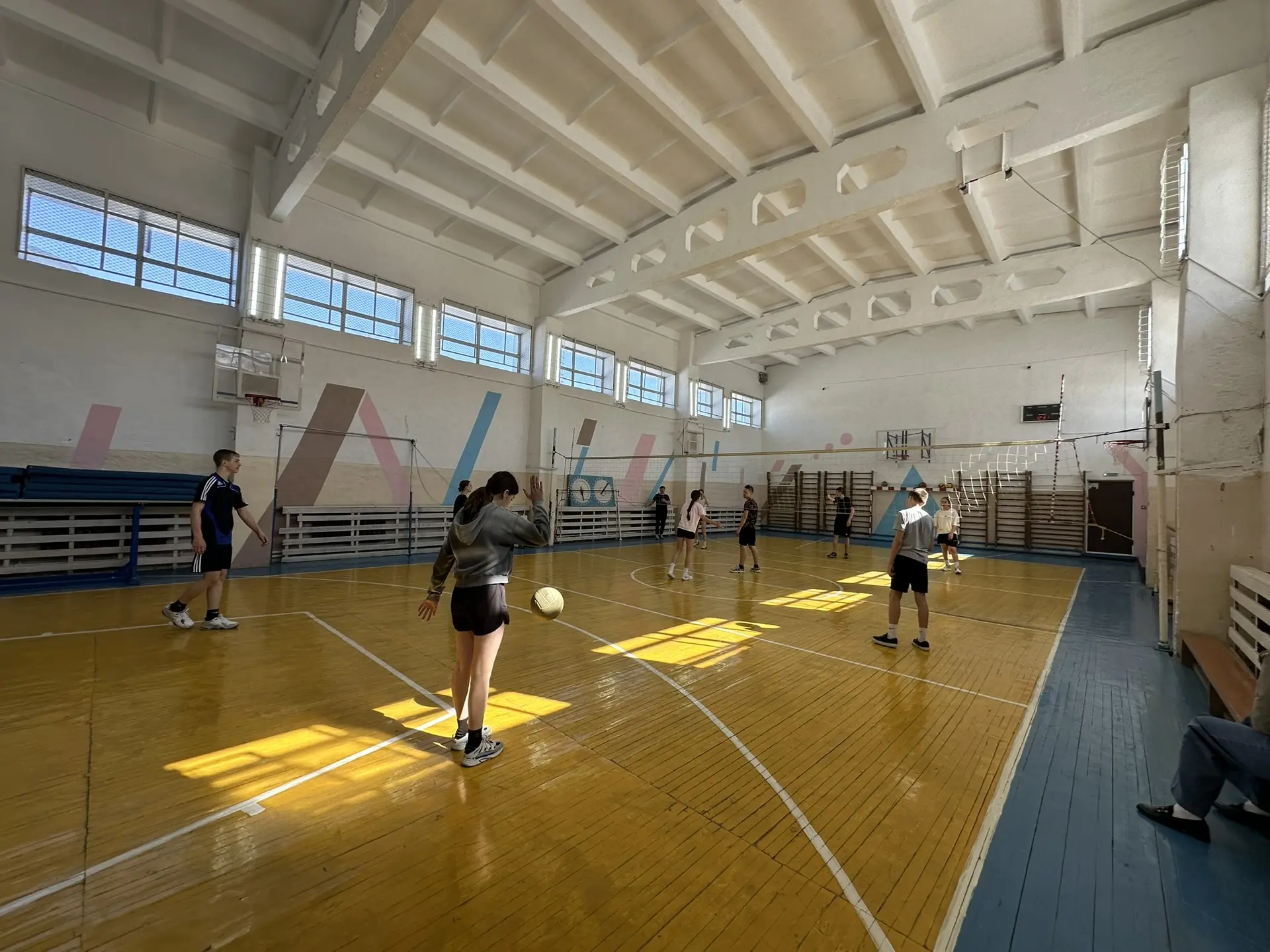 Каникулы с пользой 🏐

Учащиеся 8, 9 класса встретились в стенах школы для проведения товарищеского 