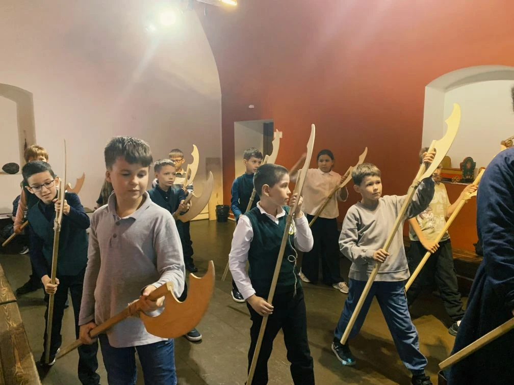 #НачальнаяШкола | Музеи, театры и морские приключения 🎒  🍀 3 «М» — в библиотеку за историей района У