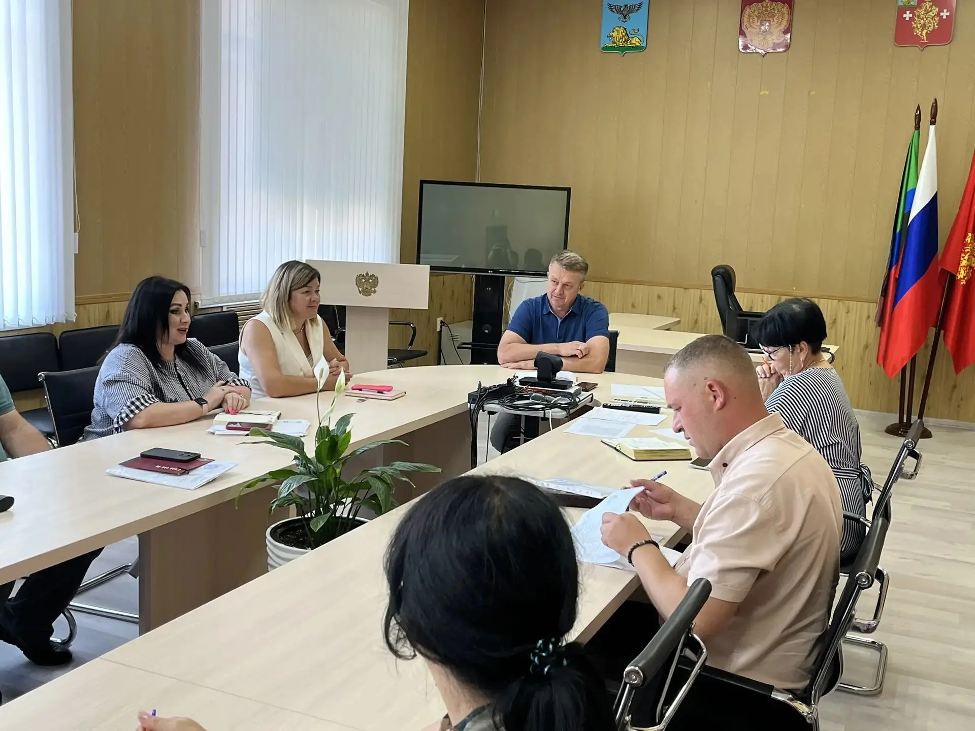 В администрации Борисовского округа состоялось рабочее совещание с участием начальников...