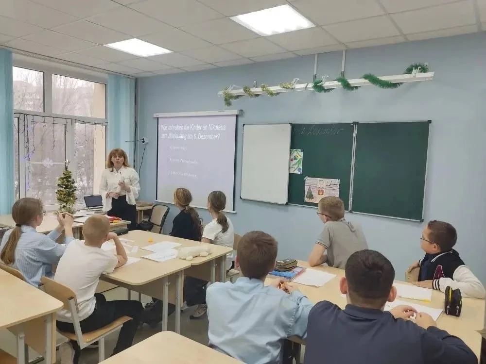 Сегодня в 7 «А» и 7 «В» классах перенеслись в Германию, где Рождество — не просто праздник, а целое 