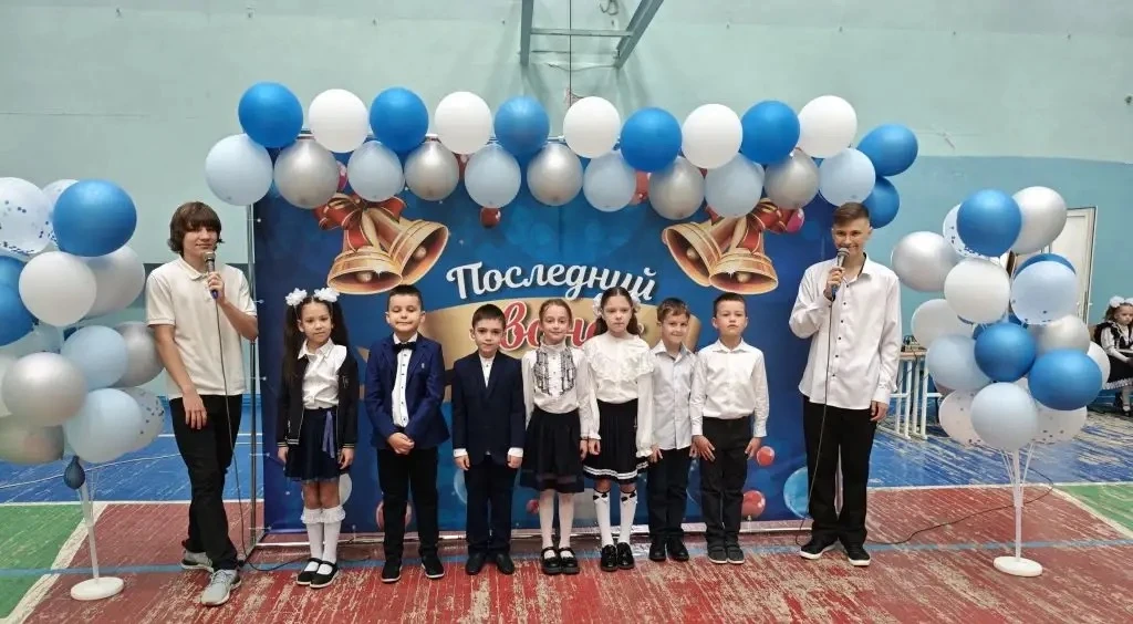 Ах, этот "Последний звонок"! Весёлый и, одновременно, грустный праздник прощания со шко...
