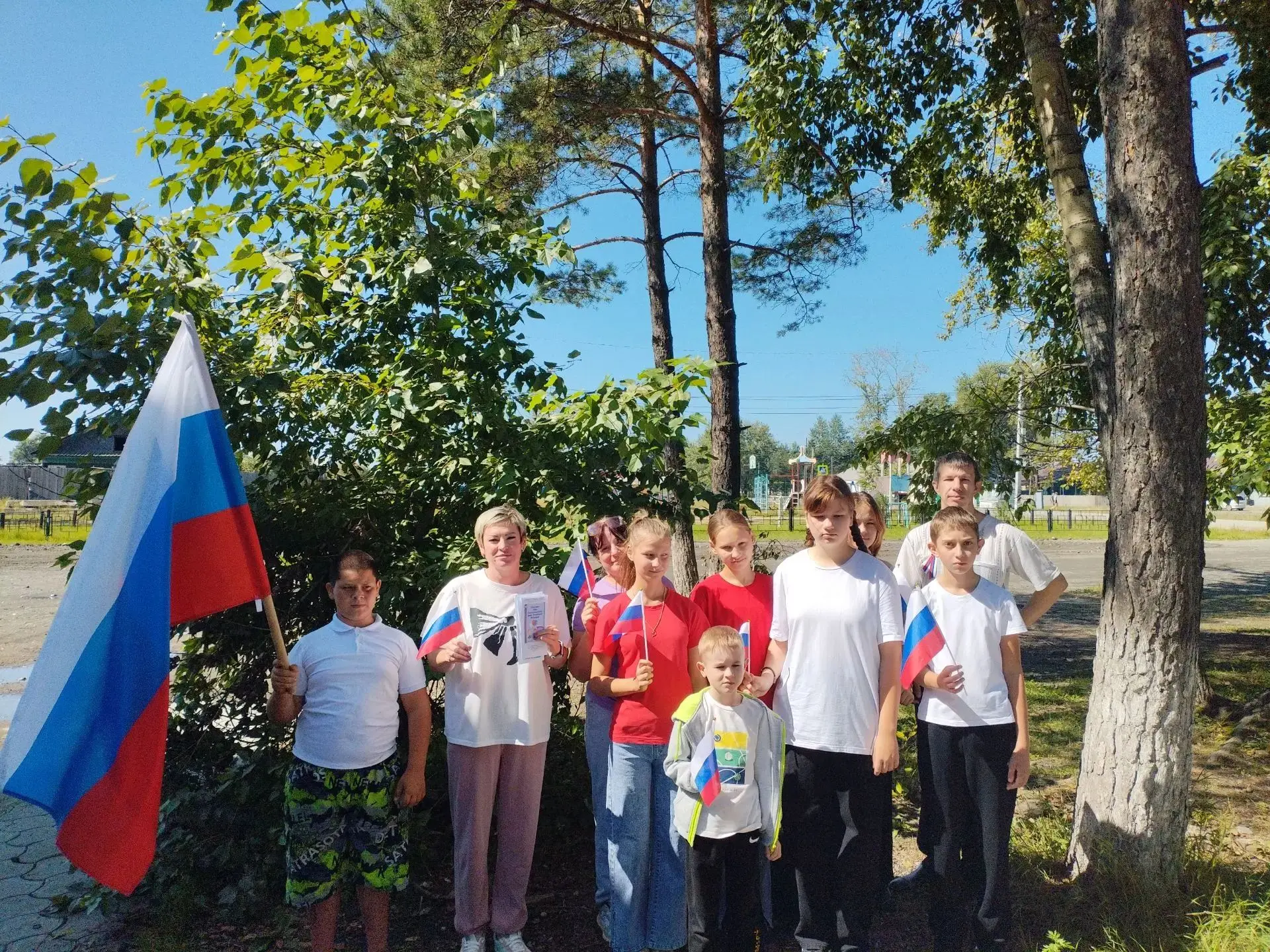 🇷🇺🇷🇺🇷🇺В преддверии Дня Государственного флага России ребята Тыгдинской  школы при...