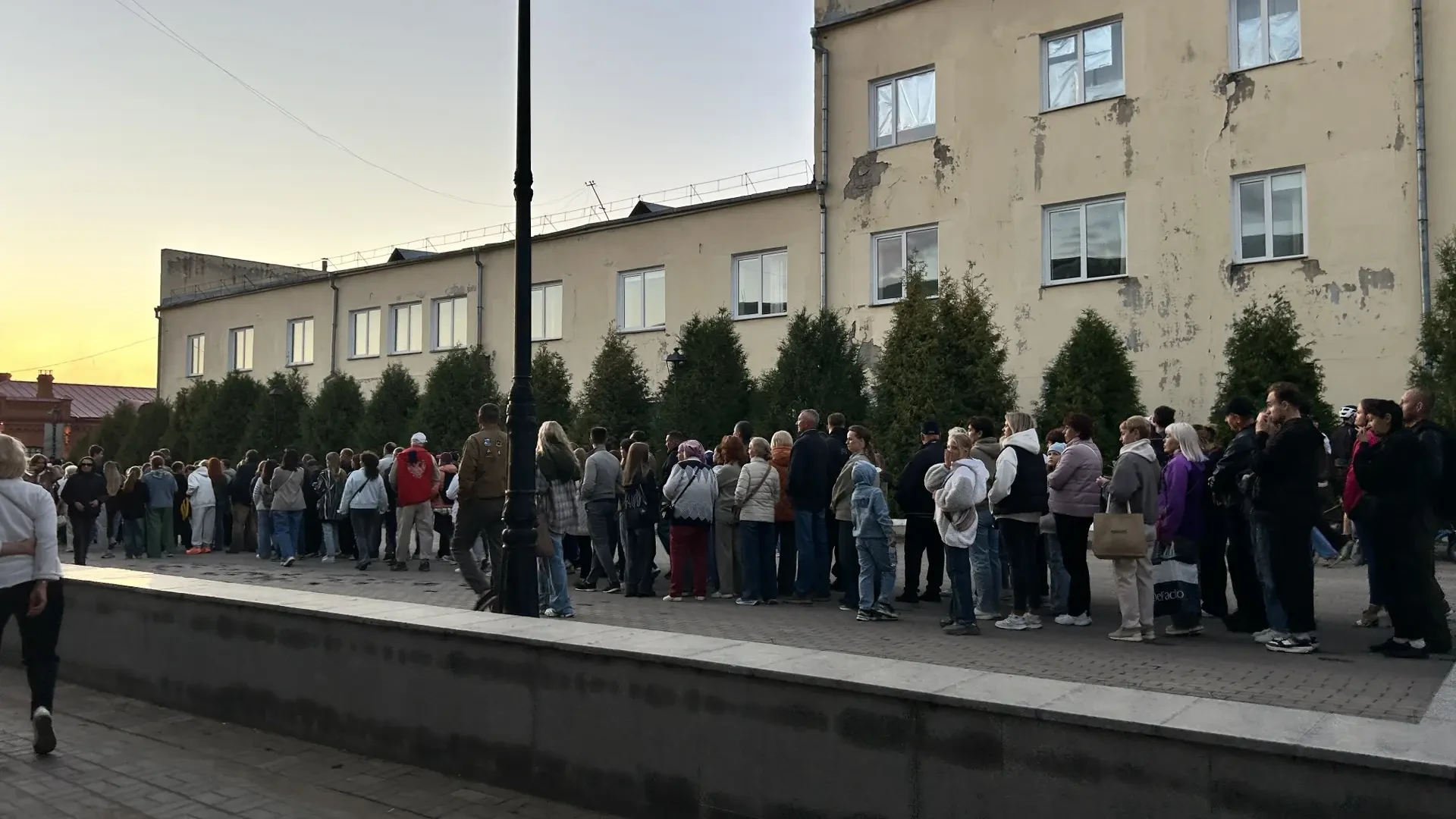 🌊 Настоящий ажиотаж: сотни омичей выстроились в огромные очереди на открытие нового фо...