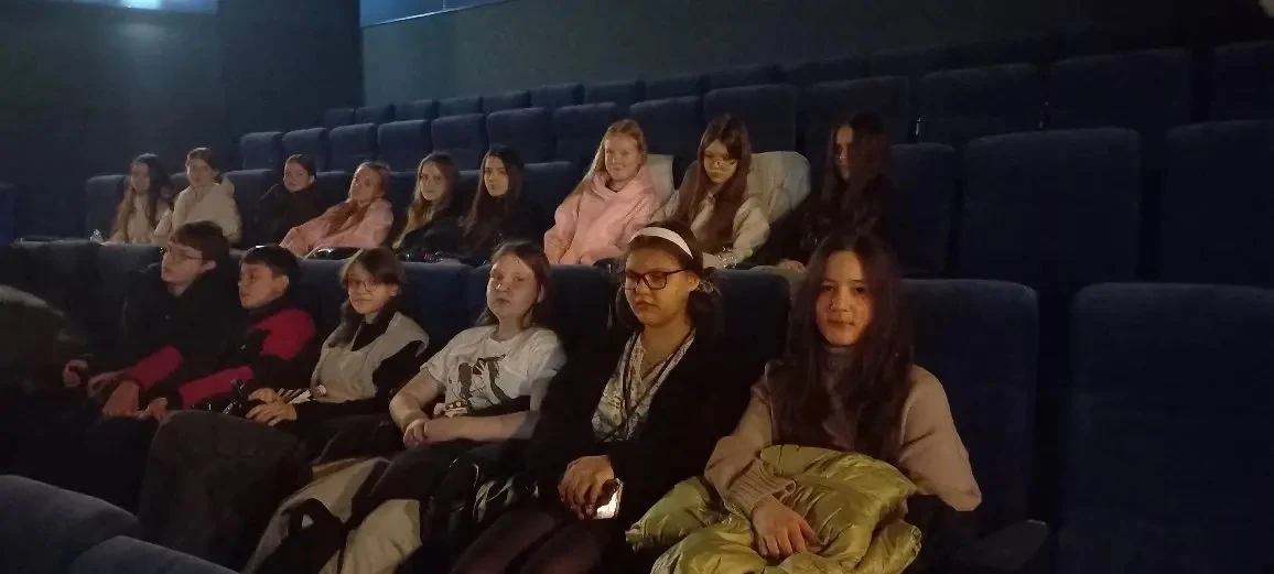 Каникулы с пользой 🎭  Обучающиеся 7 «Б» класса посетили историческую драму «Красавица», посвящённую 