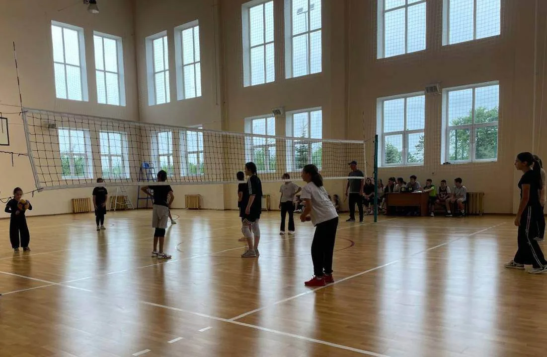 В спортивной школе селения Эльхотово состоялась товарищеская встреча по волейболу между...