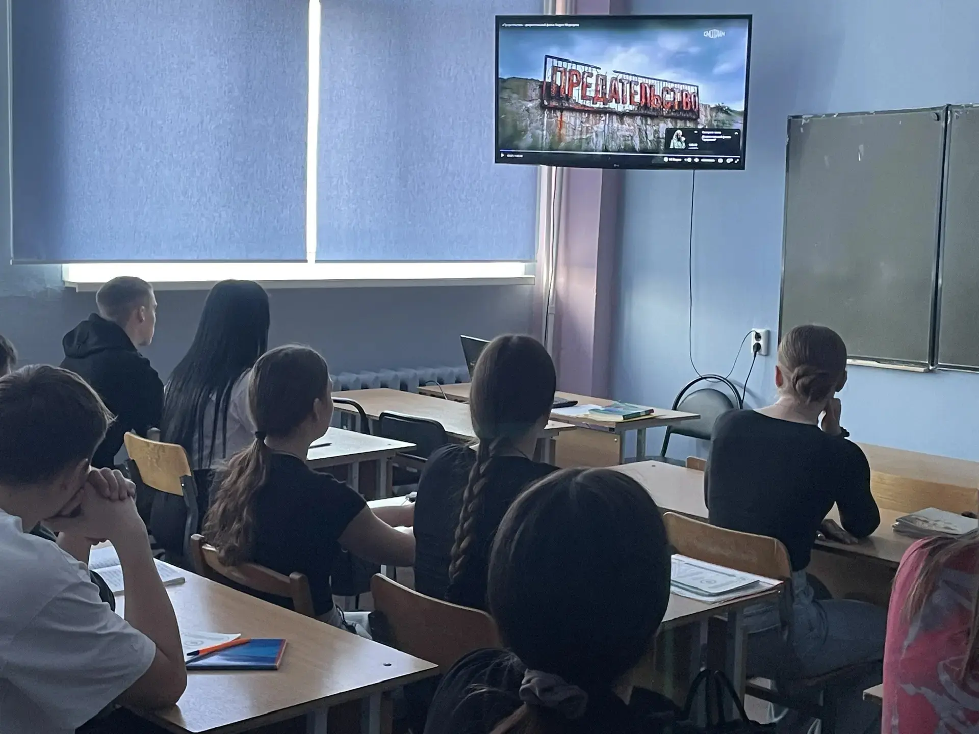🎬Документальный фильм Андрея Медведева «Предательство» был показан студентам колледжа в рамках пров