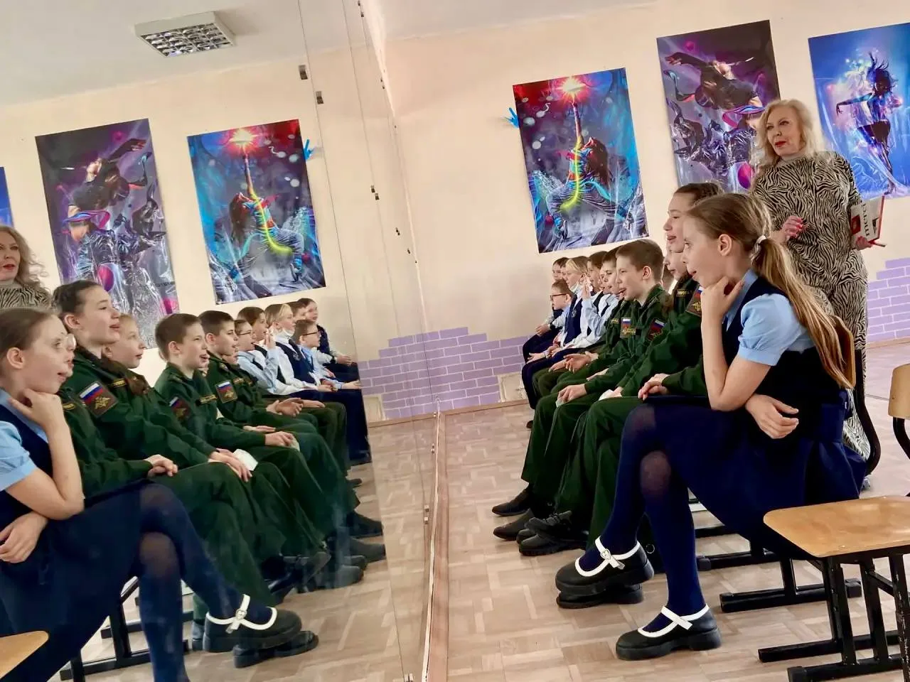 🎭 Сегодня — Всемирный день театра! В честь этого события наш лицей превратился в настоящую театральн