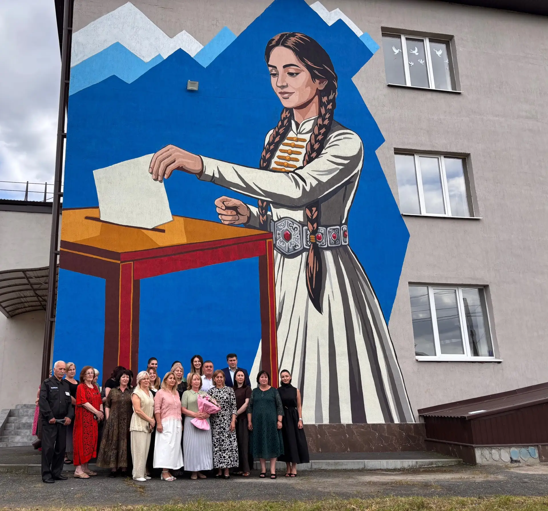 Сегодня в нашей школе состоялось торжественное открытие мурала 🎨, на котором изображена девушка, оп