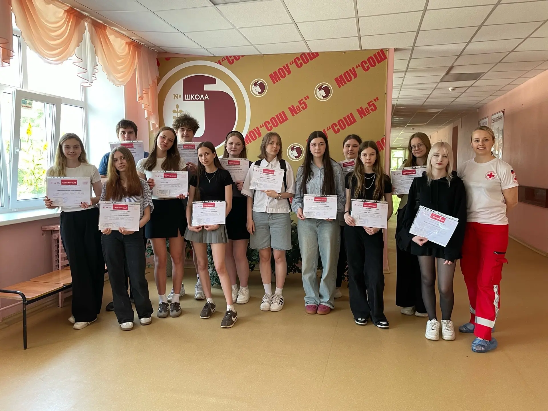 Поздравляем обучающихся медицинского класса с окончанием курсов обучения первой помощи и получением 
