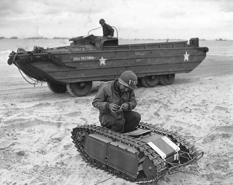Американский солдат осматривает немецкую самоходную мину «Голиаф» (Sd.Kfz. 302). Это ми...