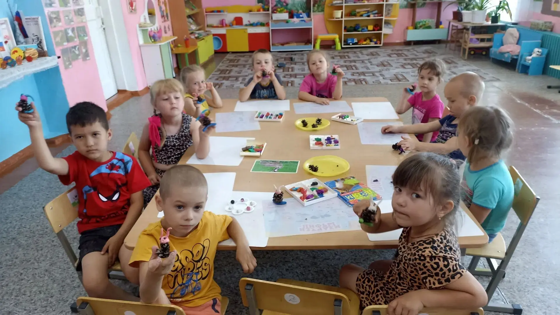 В жаркий летний день ☀️ после прогулки ребята занялись лепкой из пластилина с использованием природн