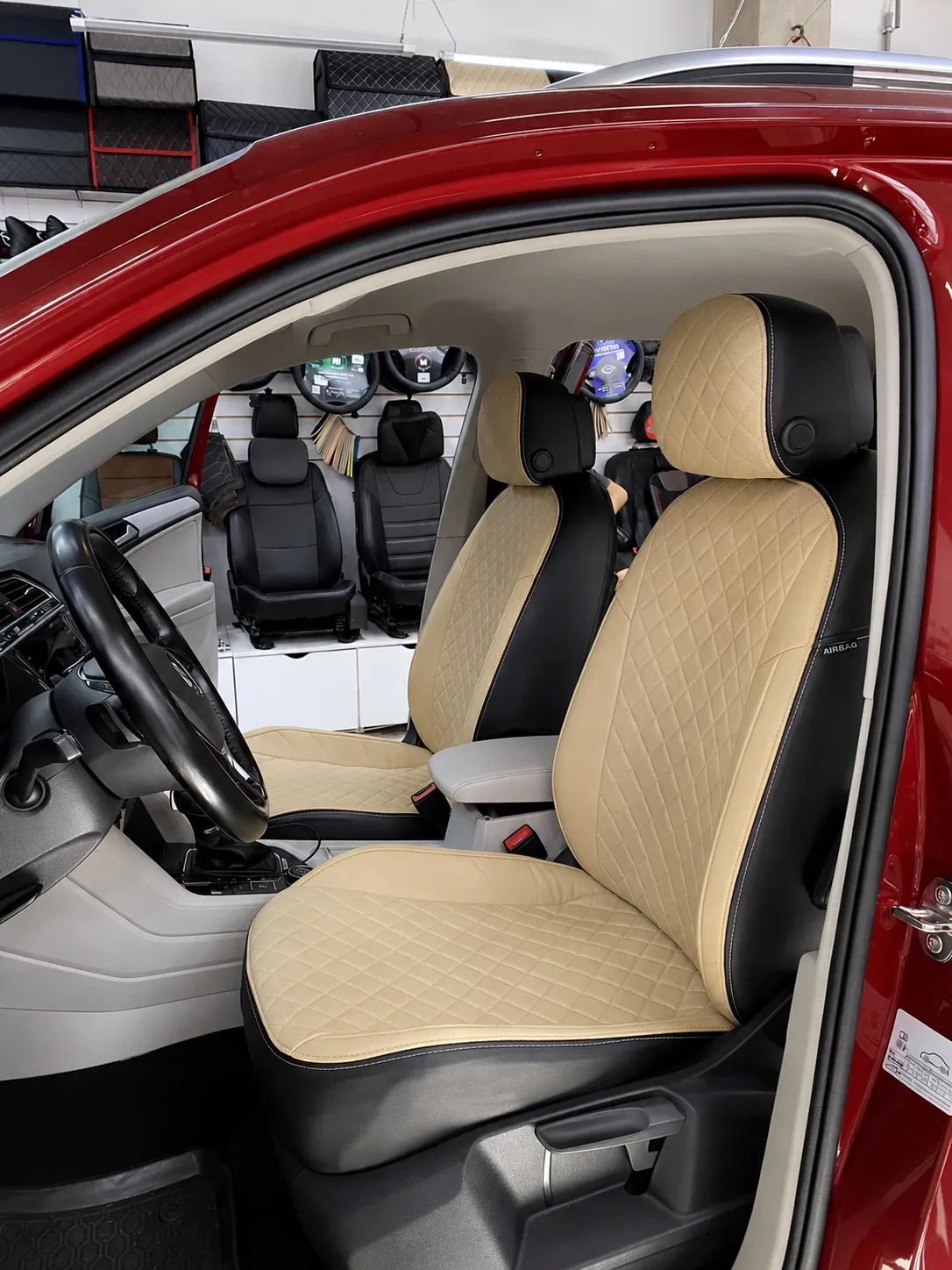 Для Volkswagen Tiguan 2 установили чехлы по спецзаказу: лицевая часть — благородный беж...