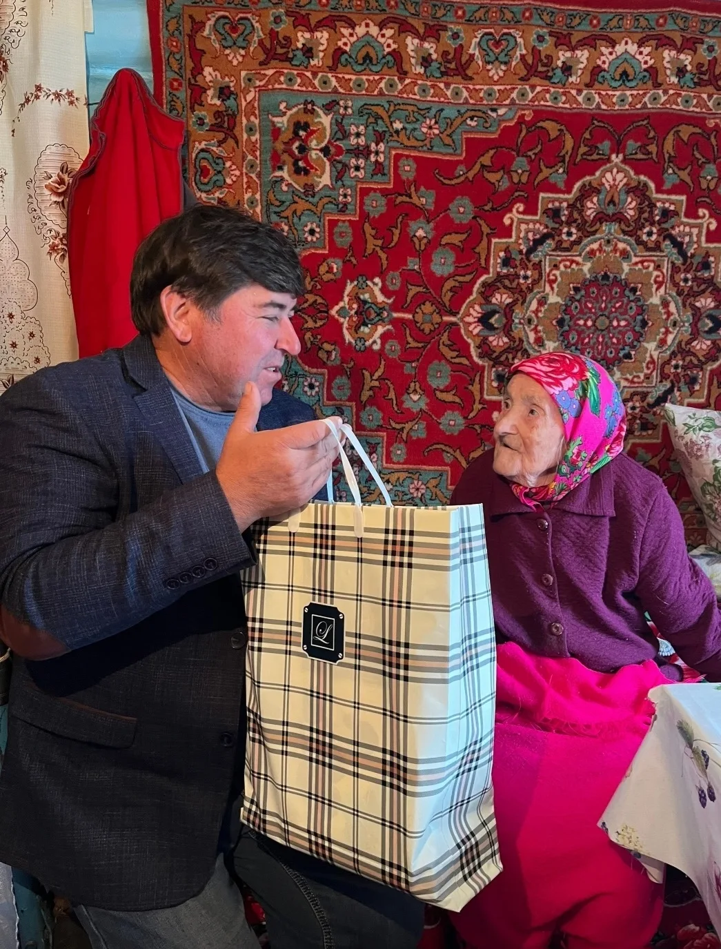 Салих авылында яшәүче тыл хезмәтчәне, хезмәт ветераны Санафраз Насыйр кызы Насыйбуллина...