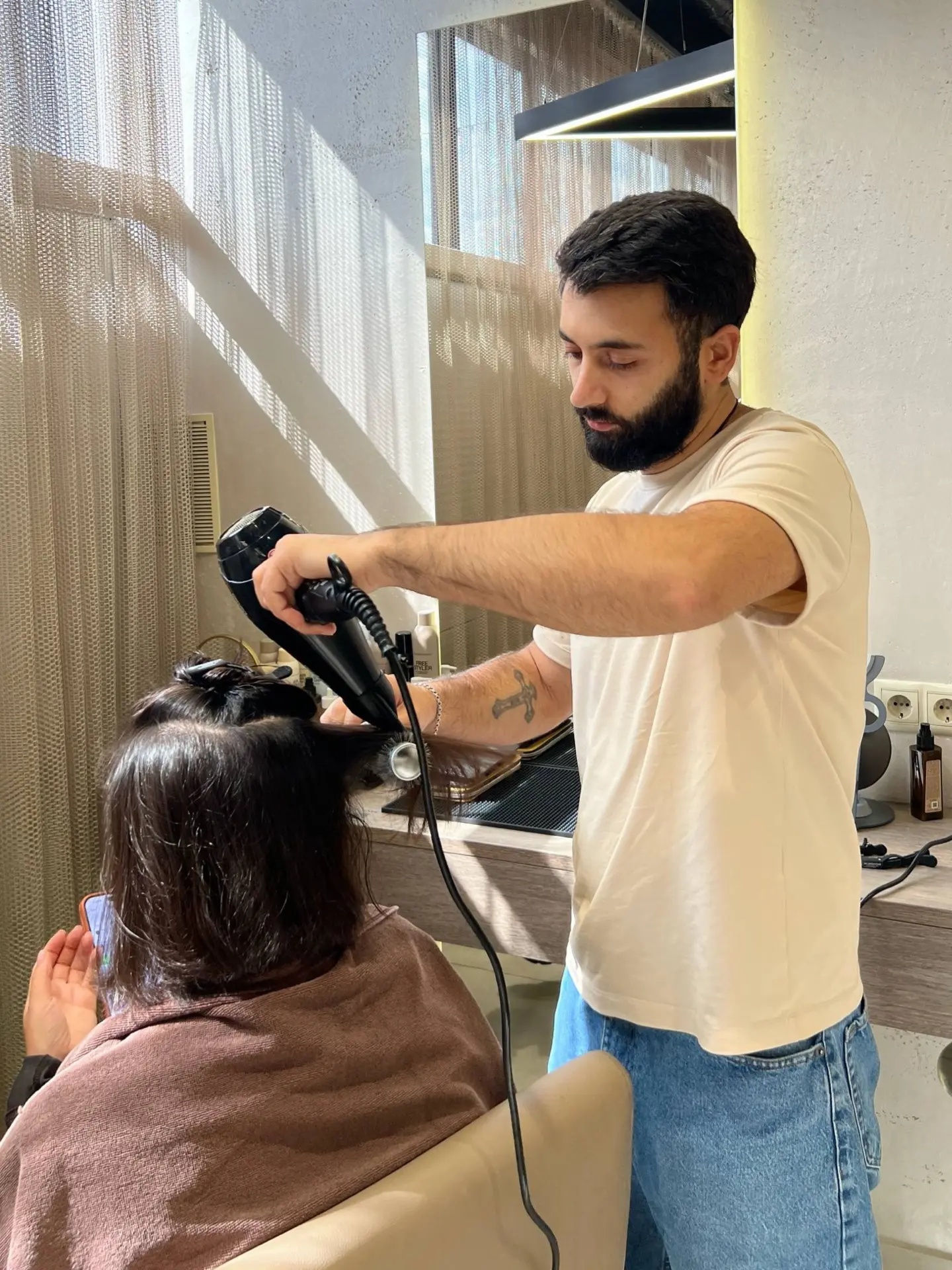 Даже среда в руках нашего стилиста по волосам Нерсо Телаляна ✂️ становится праздником ⭐️!