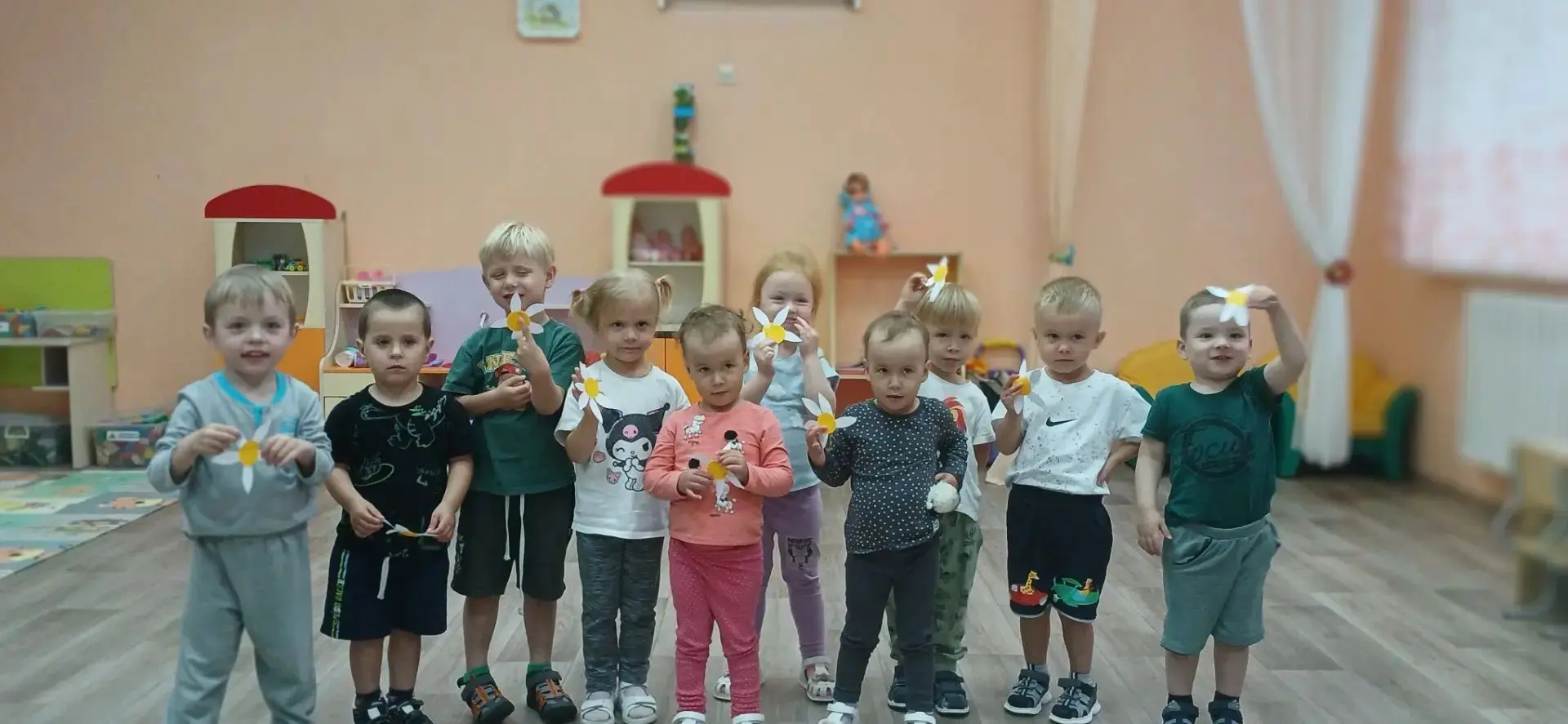 " Милашки" поддержали акцию " Белые цветы" и изготовили своими руками цветы как символ ...