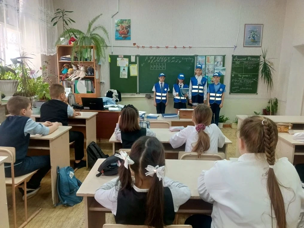 Сегодня, 22 мая, отряд юных инспекторов движения "Умный светофорик" провёл пятиминутки ...