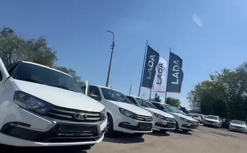 Жителям ЛНР передали 16 специальных автомобилей